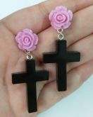 Brinco Cruz e Rosas Lilás Pastelgoth