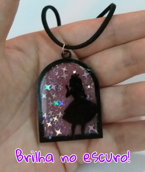 Colar Menina no Portal BRILHA NO ESCURO
