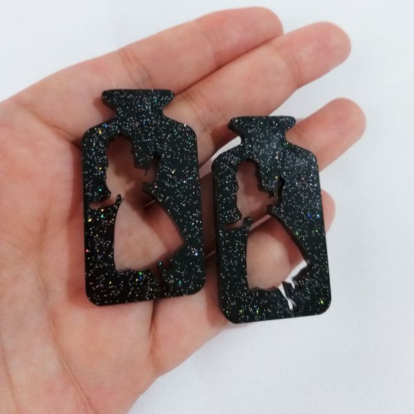 Brinco Menina no Potinho Preto Holográfico