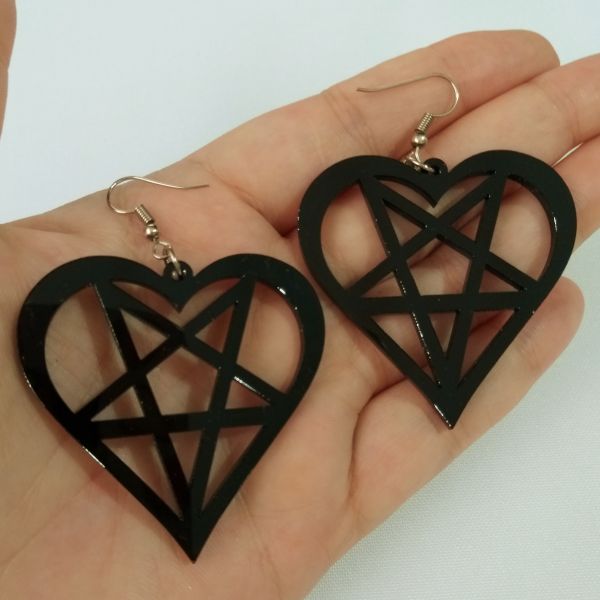 Brinco Pentagrama Coração Preto