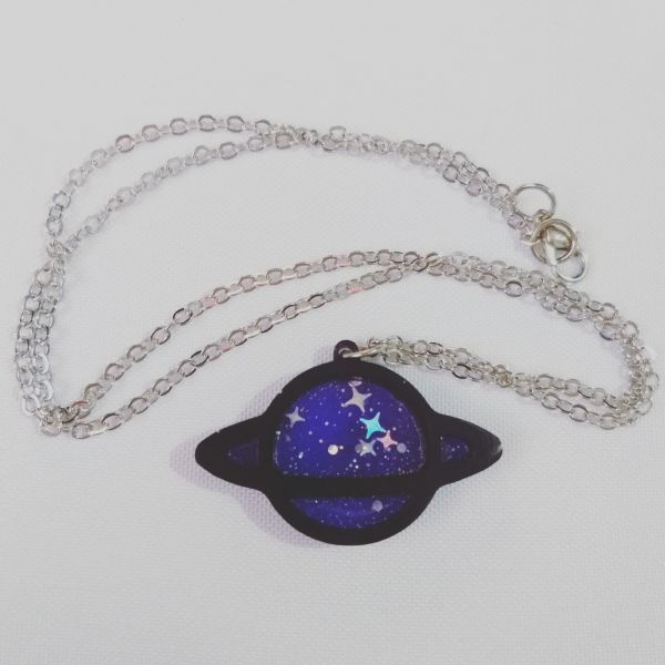 Colar Planeta Violeta que Brilha no Escuro