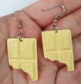 Brinco Chocolate Branco Mordido