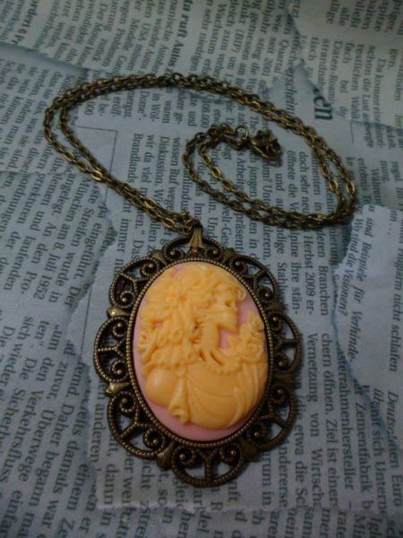 Camafeu Skull Lady Creme e Rosa Metal Ouro Velho