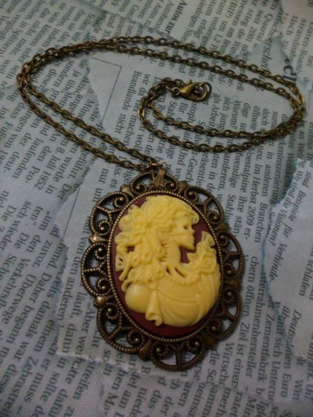 Camafeu Skull Lady Creme e Vinho Metal Ouro Velho