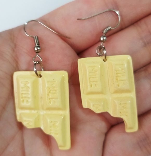 Brinco Chocolate Branco Mordido
