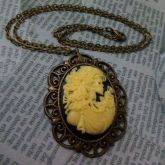 Camafeu Skull Lady Creme e Preto Metal Ouro Velho