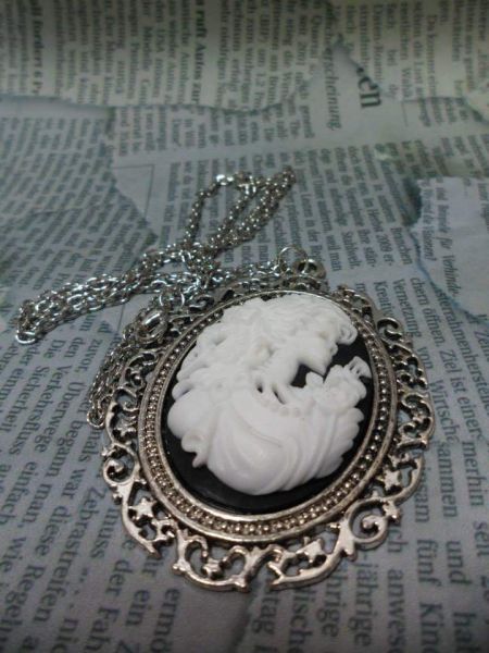 Camafeu Skull Lady Branco e Preto Níquel