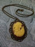 Camafeu Skull Lady Creme e Vinho Metal Ouro Velho
