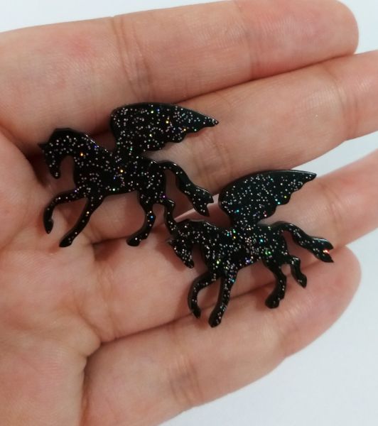Brinco Cavalo Alado Preto Holográfico