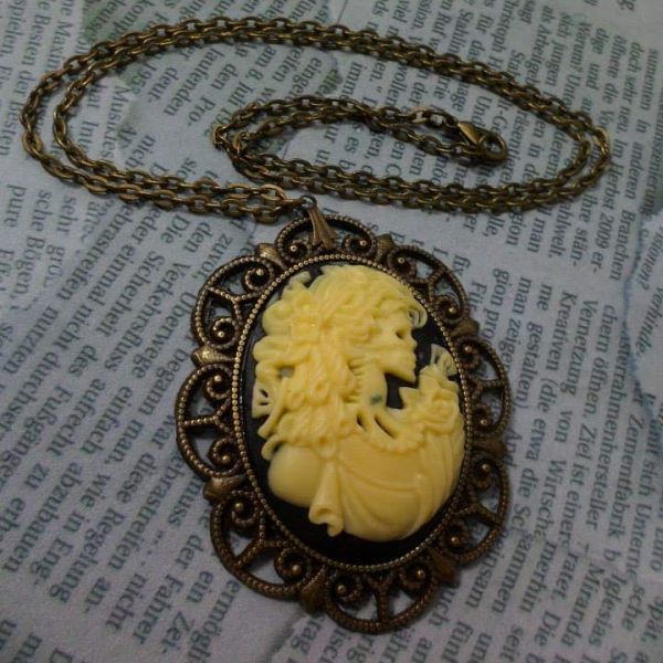 Camafeu Skull Lady Creme e Preto Metal Ouro Velho