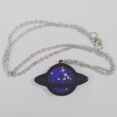 Colar Planeta Violeta que Brilha no Escuro