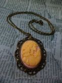 Camafeu Skull Lady Creme e Rosa Metal Ouro Velho