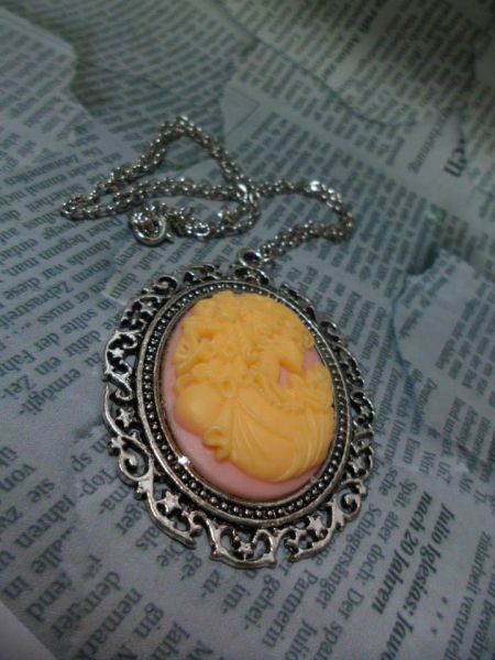 Camafeu Skull Lady Creme e Rosa Níquel